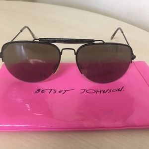 Betsey Johnson black aviators